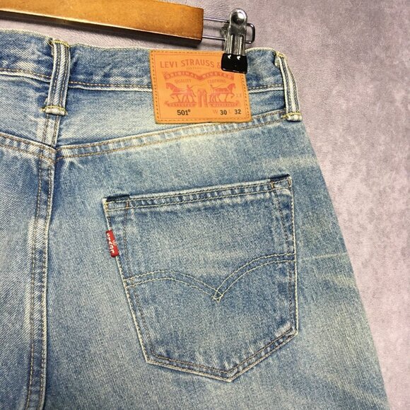 Levis Men 501 Original Fit Blue Jeans size 30x32 Distressed Destroyed Light Wash - Picture 5 of 16